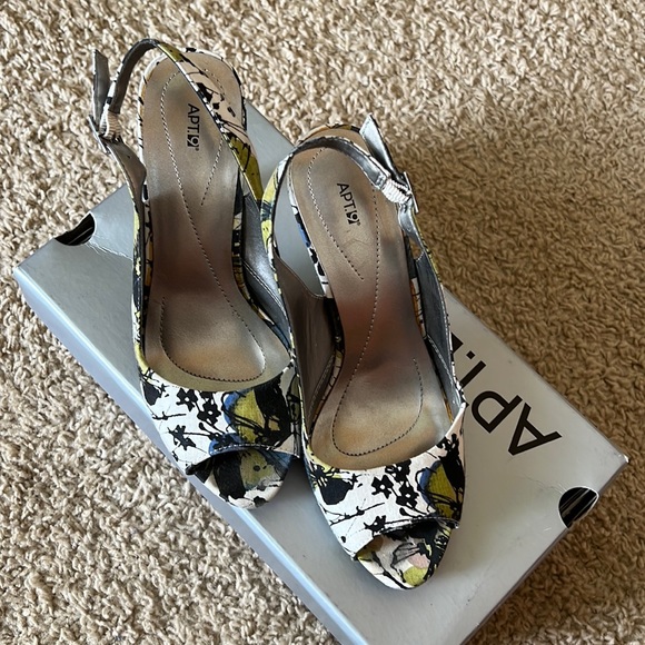 Hardly worn high heels.   Excellent condition. - Picture 1 of 5